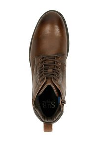 Bottines en cuir brun avec une finition lisse, bout rond, cinq oeillets et une languette. L'intérieur est doté d'une doublure bleue avec logo.
