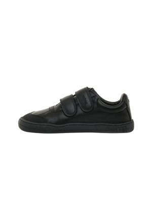 Baskets en cuir noir avec deux sangles en Velcro réglables, bout rond, panneau latéral texturé et semelle en caoutchouc à profil bas. Design simple.