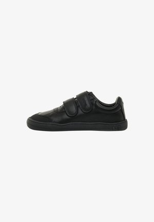 Baskets en cuir noir avec deux sangles en Velcro réglables, bout rond, panneau latéral texturé et semelle en caoutchouc à profil bas. Design simple.