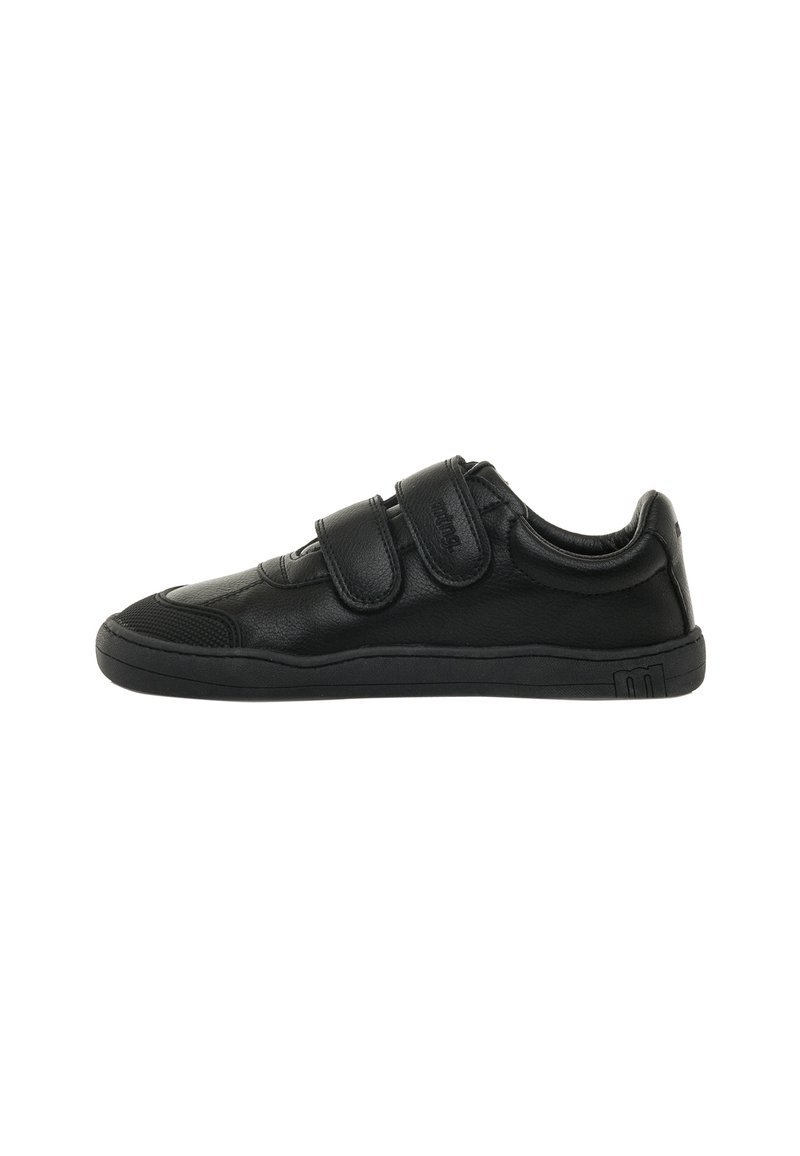 Sneaker in pelle nera con due cinturini regolabili in velcro, punta arrotondata, pannello laterale testurizzato e suola in gomma a profilo basso. Design semplice.