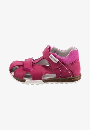 Sandale pour enfants en cuir et mesh de couleur rose, avec des découpes, une bande Velcro ajustable et une semelle en liège texturé.
