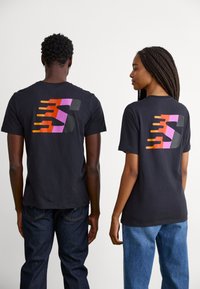 Salomon FURIOUS TEE UNISEX - Trükipildiga T-särk - deep black