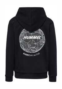 Sort hættetrøje med hvidt abstrakt fodboldgrafik, "HUMMEL" tekst over bolden og "EVERYDAY ACTIVE" buet under bolden på ryggen.