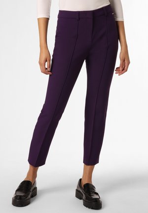 Pantaloni viola su misura con un fit slim, caratterizzati da pieghe frontali, una texture liscia e una vita media. Abbinati a mocassini neri.