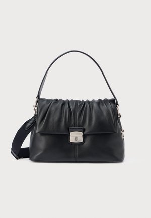 Geantă de mână din piele neagră cu partea frontală adunată, accesorii argintii, curea reglabilă și mânere superioare. Are un capac cu închidere magnetică.