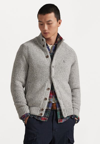 Grijze gebreide cardigan met een hoge kraag, voorzien van houten knopen, gestructureerde stof en ribgebreide mouwen, gelaagd over een geruite shirt.