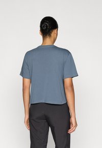 Κοντοκουρεμένο, κοντομάνικο t-shirt σε απαλό μπλε ύφασμα. Λείο ύφασμα με λαιμόκοψη και ίσια τελείωμα, συνδυασμένο με σκούρο παντελόνι.