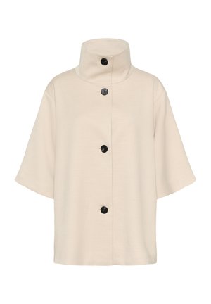 Bežinė trumpa rankovė striukė su aukštu apykakle, kurioje yra penki juodi sagų užsegimai priekyje, pagaminta iš lygaus audinio su subtilia tekstūra.