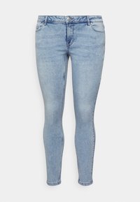 Jeans skinny de denim azul claro con diseño de cinco bolsillos, abertura con cremallera y cierre de botón. Patrón de deslavado ligero en la tela para un aspecto usado.