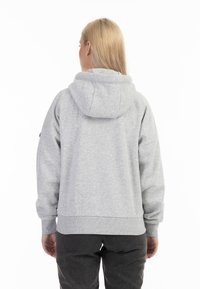 Grijze hoodie met een zachte textuur, voorzien van een kangoeroezak en ribgebreide manchetten. Het ontwerp is losjes en casual.