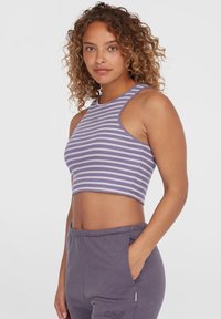 Fialový pruhovaný crop top s přiléhavým designem a bezrukávovým střihem. Pletená textura s kulatým výstřihem. Lehký, v kombinaci se šedými tepláky.