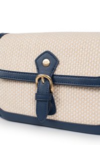 Borsa intrecciata beige con accenti in pelle texturizzata blu navy. I dettagli in metallo dorato e la fibbia arricchiscono il design. Forma rettangolare compatta.