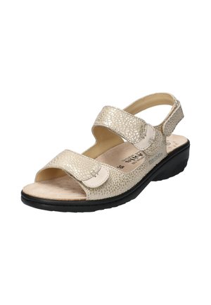 Sandale beige avec une finition texturée, deux brides réglables et une semelle intérieure rembourrée, dotée d'une semelle en caoutchouc noire pour une meilleure durabilité.