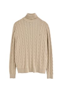 Beige kabelstickad tröja med hög polokrage och ribbade ärmslut, med en diskret broderad logotyp på vänster bröst.