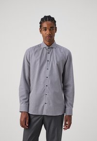 Langarm geruit shirt in zwart-wit met een kraag, knopen aan de voorkant en een normale pasvorm. Zacht materiaal met een gladde textuur.