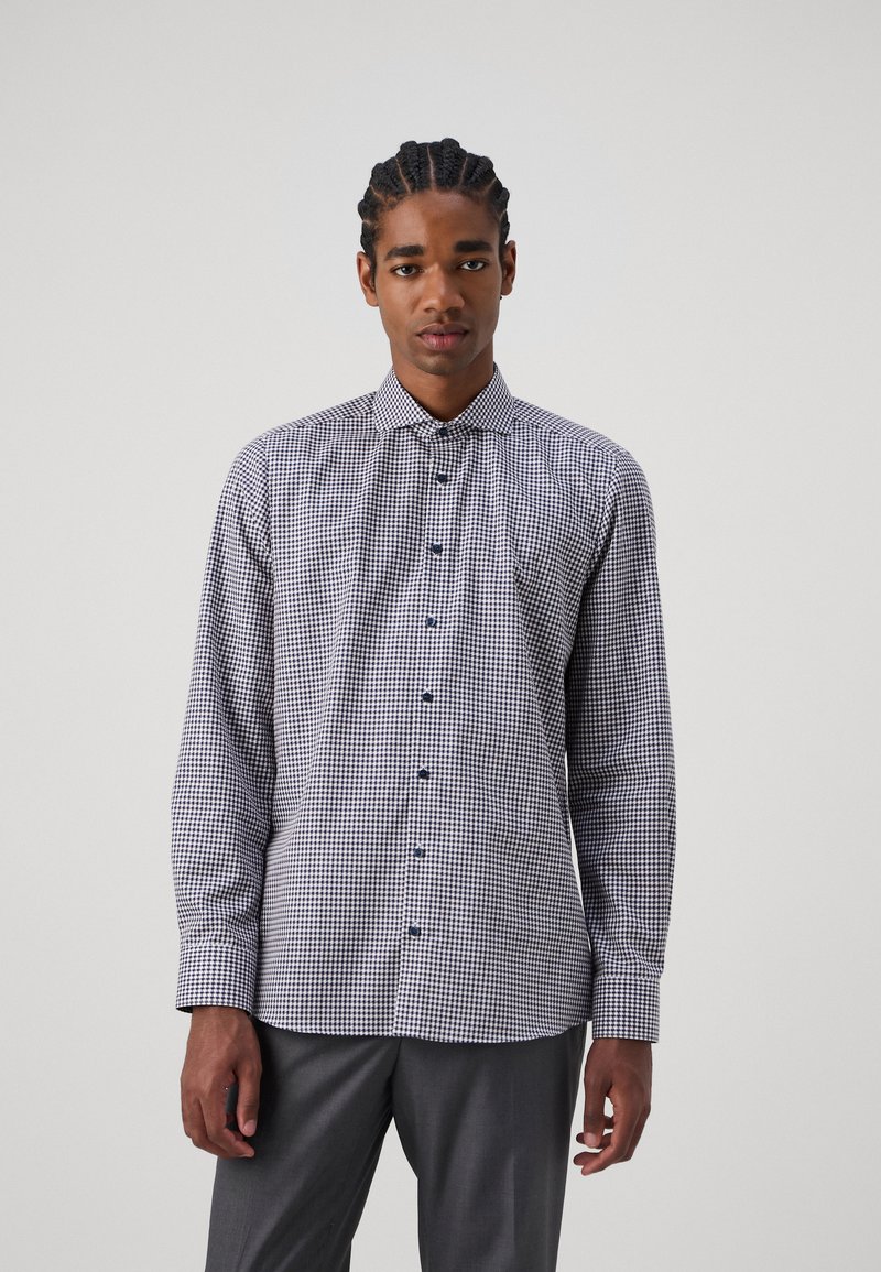 Langarm geruit shirt in zwart-wit met een kraag, knopen aan de voorkant en een normale pasvorm. Zacht materiaal met een gladde textuur.