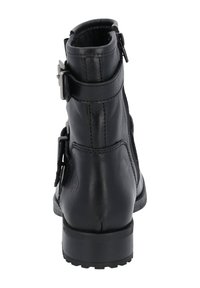 Botín negro de cuero hasta el tobillo con un acabado suave, suela resistente, cremallera lateral y correa decorativa con detalle de hebilla de metal.