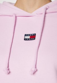 Tommy Jeans BADGE HOODIE - Sweatshirt - french orchid