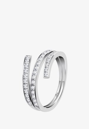 Bague en argent avec un design courbé, présentant deux bandes ornées de pierres taillées en carré et transparentes le long des bords extérieurs. Fini en métal poli.