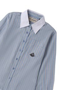 Camicia button-up azzurro chiaro con sottili righe bianche. Presenta un colletto bianco, bottoni blu e una piccola toppa nera con logo sul taschino del petto.