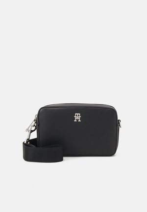 ESSENTIAL CAMERA BAG - Taška s příčným popruhem - black