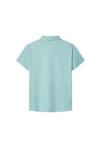 Polo de manga corta en azul claro, hecho de una tela suave, con cuello y corte recto. Presenta un color sólido y una textura sutil.