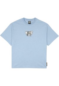 Tricou din bumbac de culoare albastru deschis, cu mânecă scurtă, având un grafic asemănător unui nor cu cuvântul "ACASĂ" în alb și gri, plasat în centru. Etichetă mică pe lateral.