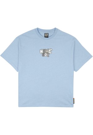 Tricou din bumbac de culoare albastru deschis, cu mânecă scurtă, având un grafic asemănător unui nor cu cuvântul "ACASĂ" în alb și gri, plasat în centru. Etichetă mică pe lateral.
