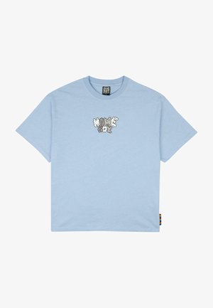 Világoskék pamut póló rövid ujjakkal, középen fehér és szürke "OTTHON" felirattal ellátott felhőformájú grafikával. Kicsi címke az oldalon.