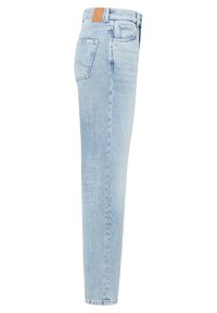 Vaqueros de mezclilla azul claro con un diseño recto, que cuentan con un solo bolsillo trasero y un parche de cuero marrón en la cintura.