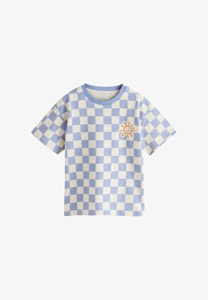 Krótki rękaw koszulki z wzorem niebiesko-białej szachownicy i małym pomarańczowym uśmiechniętym słoneczkiem na lewej piersi.