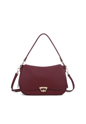 Borsa a spalla in pelle bordeaux con texture liscia, patta arcuata superiore, tracolla regolabile e dettagli in metallo dorato sulla chiusura frontale.
