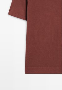 Bordový bavlněný tričko, krátké rukávy, kulatý výstřih, žebrovaný lem, hladká textura, jednobarevný design bez viditelných vzorů nebo akcentů.