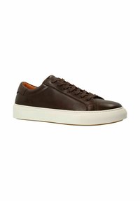 Bruine leren sneakers met een gladde textuur, ronde neus en een witte rubberen zool. Bevat bruine veters en een oranje binnenvoering.
