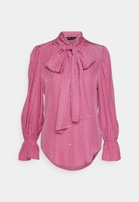 Rosa blus med långa puffärmar, krage med rosett och subtilt metalliskt prickenmönster. Slät tyg med avslappnad passform och knapplåsning.