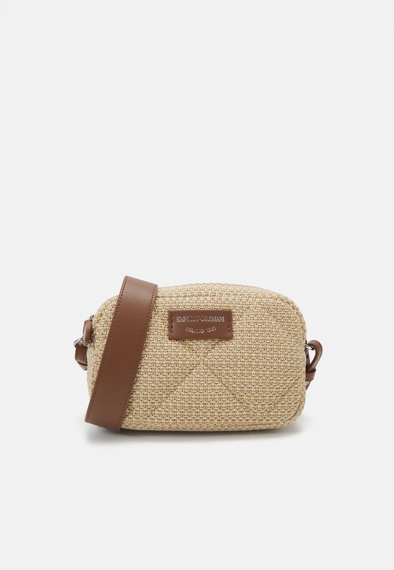 Gepolsterte beige gewobene Umhängetasche mit einem braunen Lederriemen und Akzent, die auf der Vorderseite ein Markenschild für zusätzliche Details aufweist.