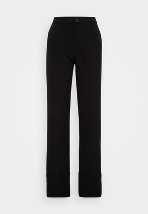 Pantaloni negri dintr-un material neted cu o croială structurată, având sistem de închidere cu nasture la talie și manșete pliate la tiv.