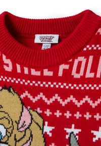 Roter Strickpullover mit Looney Tunes Grafiken, geripptem Rundhalsausschnitt, festlichen Mustern und kontrastierenden Akzenten in Beige und Pink.