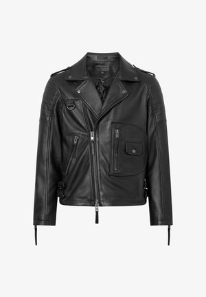 Zwarte leren motorjack met een ritssluiting aan de voorkant, meerdere zakken en gequiltte schouderdetails. Heeft verstelbare zijgespen.