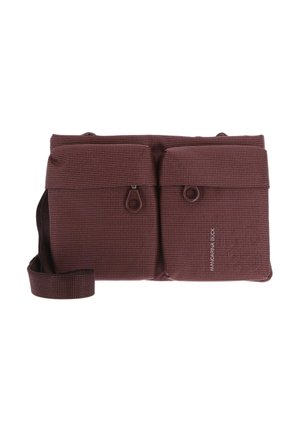 Sac messager en tissu bordeaux avec deux poches avant, fermetures éclair et une bandoulière réglable. Présente un petit motif à pois et un détail de logo.