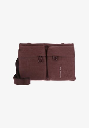 Sac messager en tissu bordeaux avec deux poches avant, fermetures éclair et une bandoulière réglable. Présente un petit motif à pois et un détail de logo.