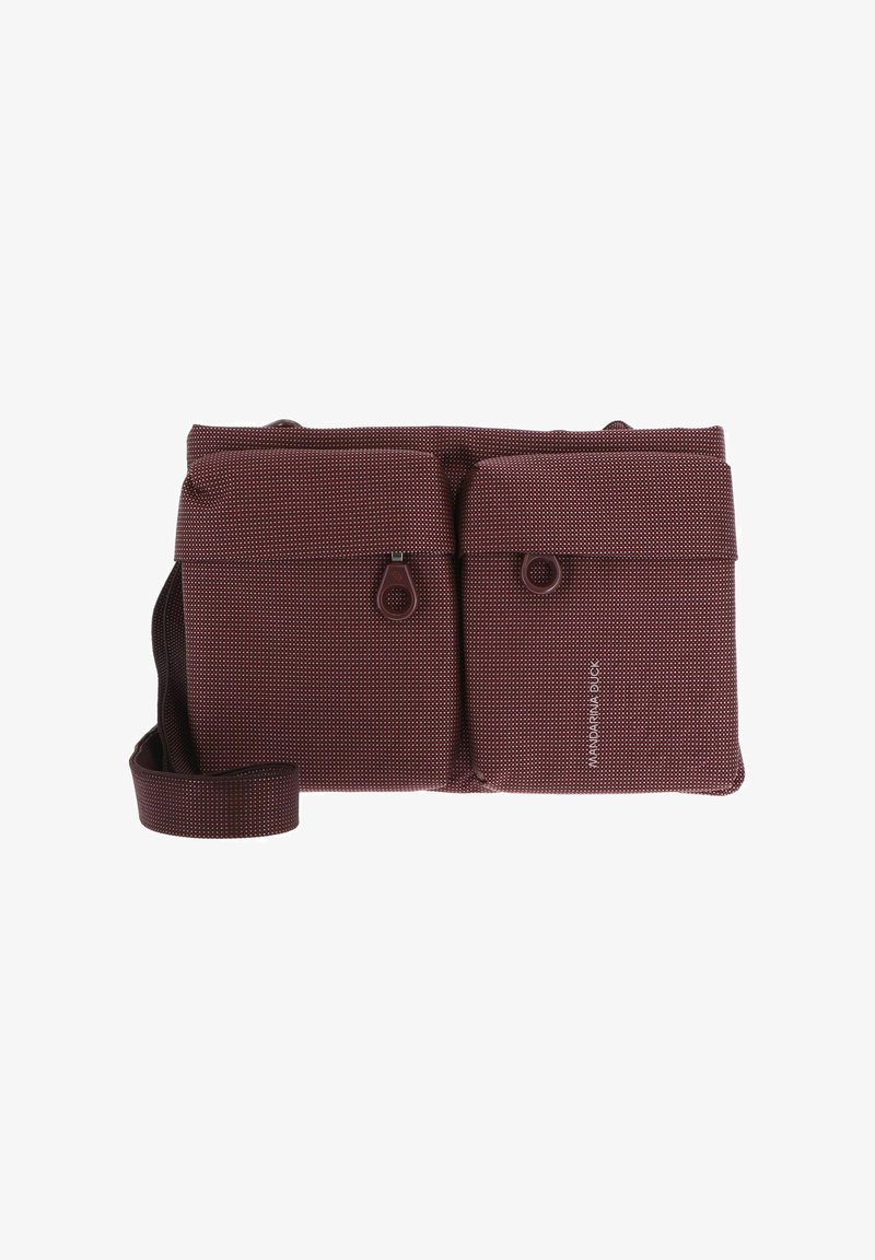 Sac messager en tissu bordeaux avec deux poches avant, fermetures éclair et une bandoulière réglable. Présente un petit motif à pois et un détail de logo.