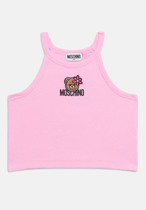 Maiou roz cu dungi, cu un urs brodat ținând o floare și numele brandului "Moschino" dedesubt. Design simplu, fără mâneci.