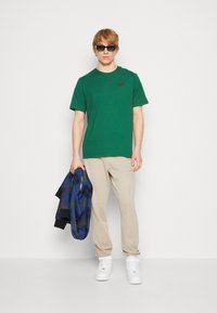 Nike Sportswear CLUB TEE - T-shirt básica - gorge green