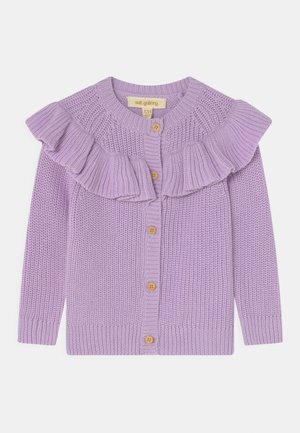 Lavendelstrikket cardigan med ribbet design, rund halsudskæring og flæseaccent ved skuldrene med træknapper ned ad fronten.