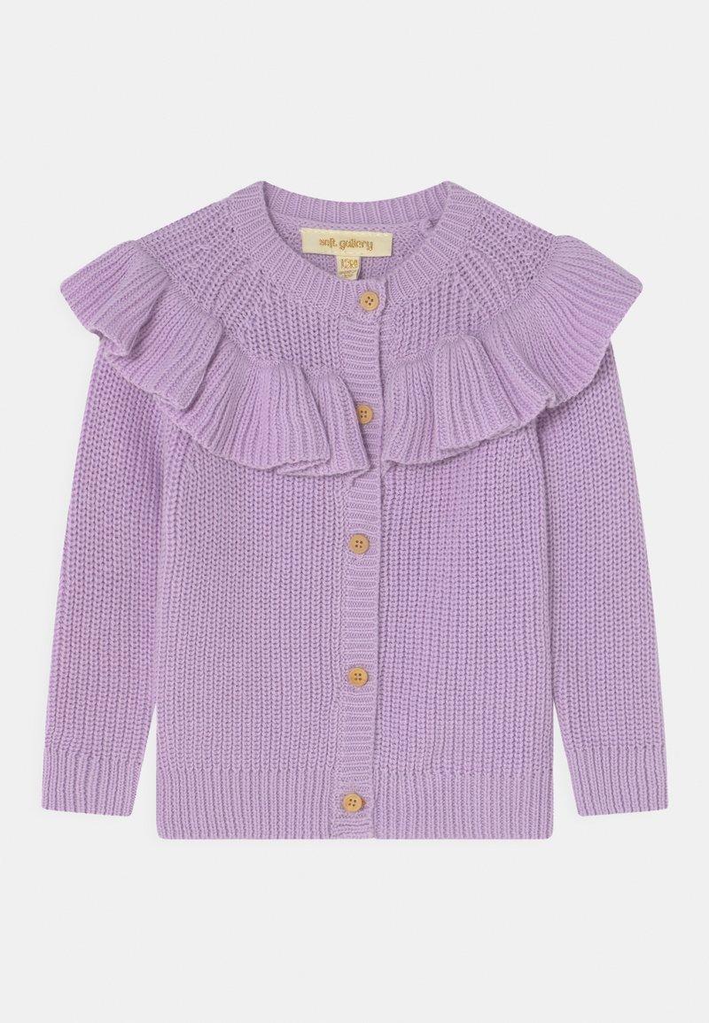 Fioletowy kardigan dziergany z prążkowanym wzorem, okrągłym dekoltem i falbaniastym akcentem na ramionach, zapinany na drewniane guziki z przodu.