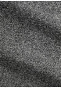 Grijze viltstof met een zachte textuur en een dicht, vezelachtig uiterlijk, met verschillende tinten grijs in een soepel, onafgebroken patroon.