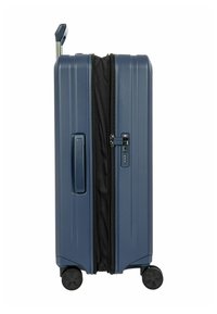 Hartschalentrolley in Navyblau mit gerippter Textur, einem teleskopischen Griff, Doppelleichtlaufrollen, Reißverschluss und Zahlenkombinationsschluss an der Seite.