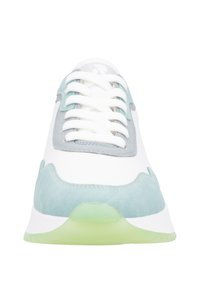 Sneaker bianco con accenti in suede grigio e azzurro chiaro, punta rotonda, chiusura con lacci e suola traslucida verde. Materiali testurizzati utilizzati.