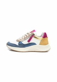 Zapatillas deportivas con parte superior de malla blanca, detalles en piel azul, características brillantes en dorado y rosa, suela plana de goma y detalle de cremallera lateral.